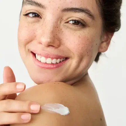 Crema hidratante corporal Reania·y con aroma a uva, 500 ml