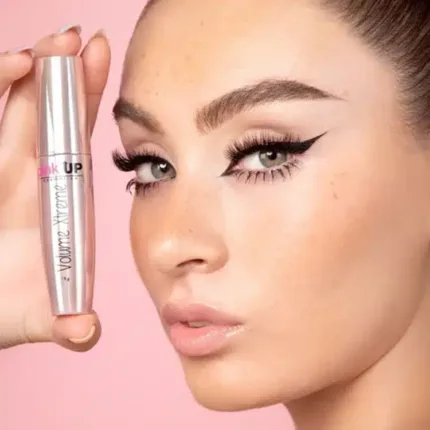Rímel resistente al agua Pink Up Volume Xtreme con volumen extremo