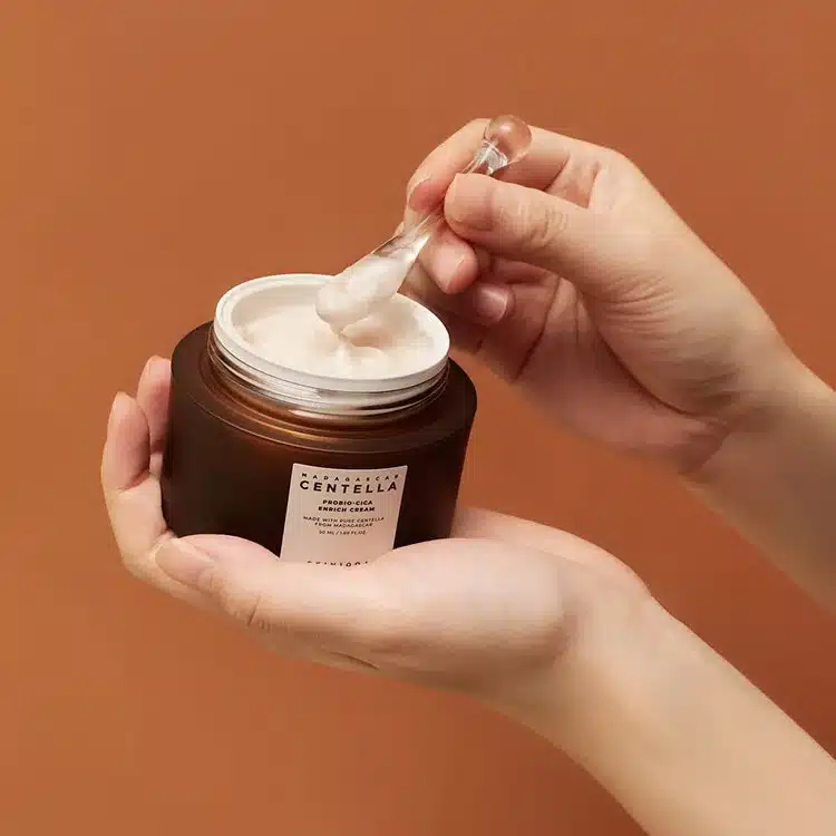 Hidratante facial con centella asiática y probióticos de SKIN1004