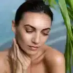 Mujer con piel radiante y natural, cuidado facial y belleza.