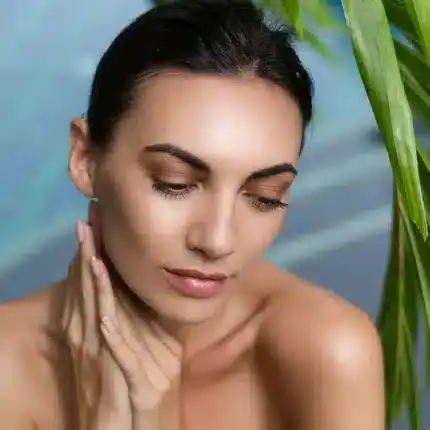 Mujer con piel radiante y natural, cuidado facial y belleza.