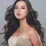 Cabello rizado largo y hermoso, productos de belleza en Moabi Store Chile.