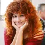 Cabello rizado rojo brillante y saludable, estilo natural y hermoso para destacar en cualquier ocasión.